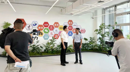 政策找上门，聚光灯打来 | 重庆卫视《发言人来了》走进余上鸥
